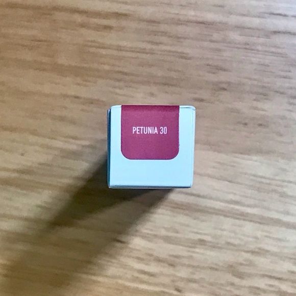Vegan Beauty Lip Gloss Petunia - Picture 5 of 5